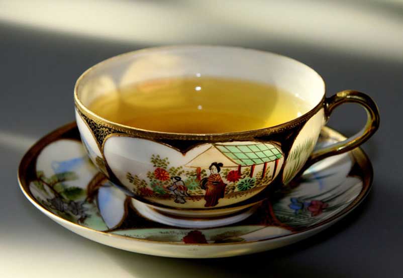 When it comes to cold and flu season, adding honeysuckle tea to your routine could be incredibly beneficial. Many people reach for Honeysuckle tea to help fight the common cold. Traditional Eastern Herbalism recommends using the herb for upper respiratory tract infections because of its lung supporting benefits. Those with asthma often use Honeysuckle to soothe and clear the airways.